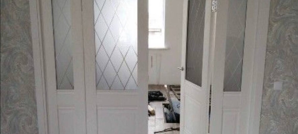Установили двухстворчатую дверь